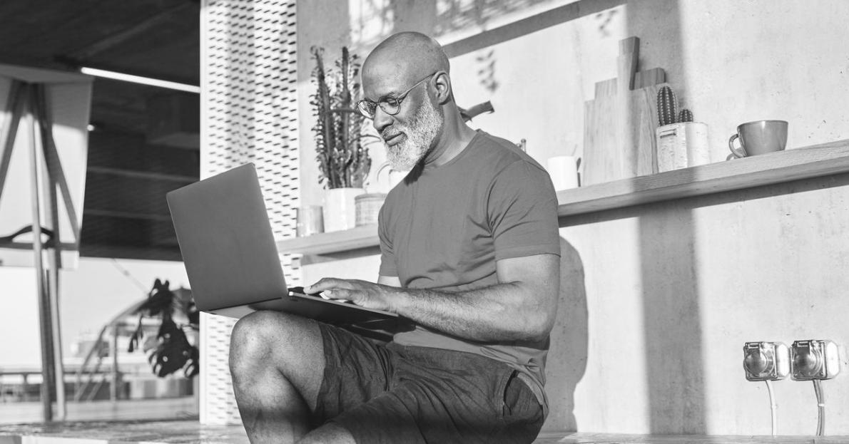 Estudiante participando en masterclass en línea sobre finanzas personales